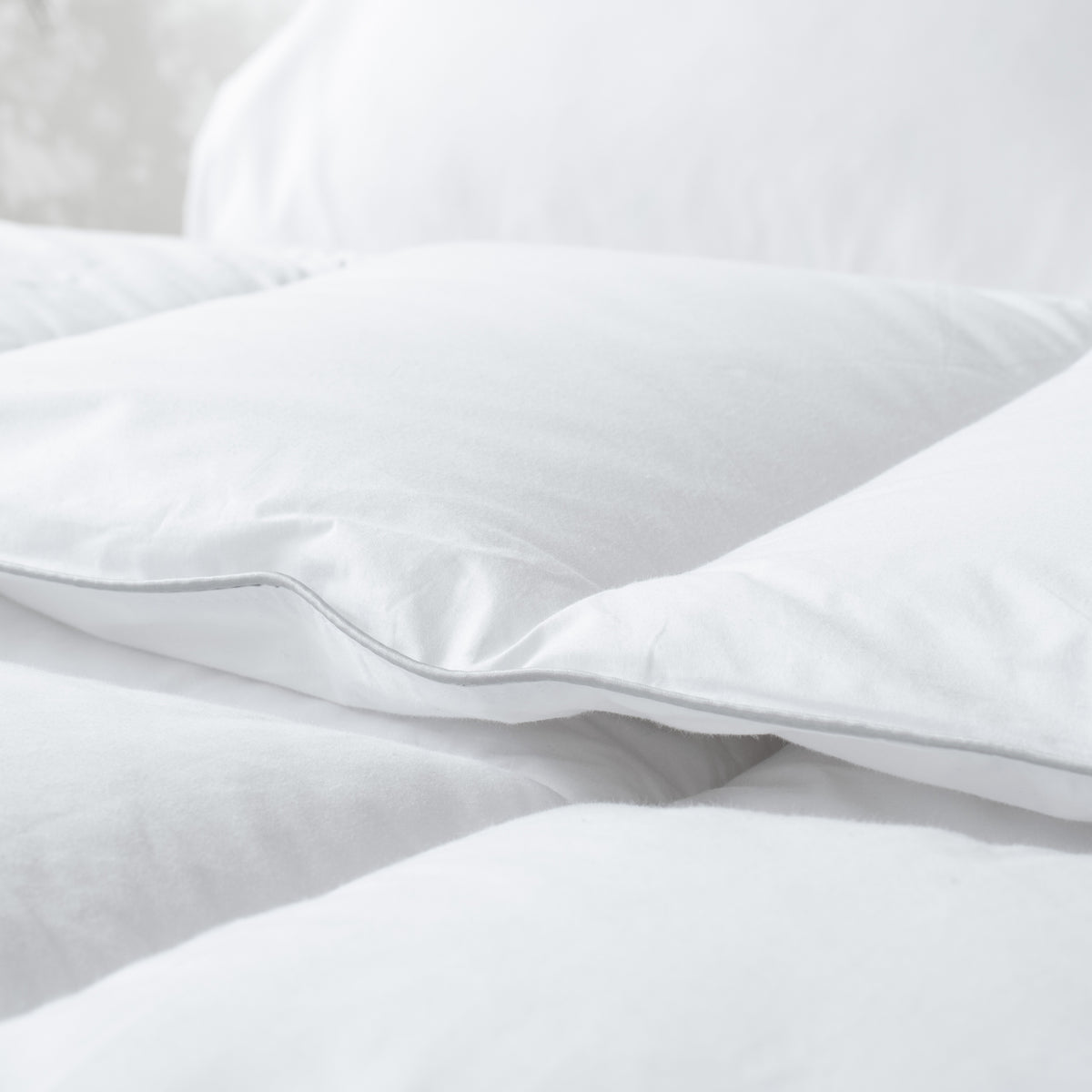 White Down Alternative Comforter, Box Stitched Lightweight Warm All Season Bedding Quilt, 1 Piece Comforter Only, No Pillowcases