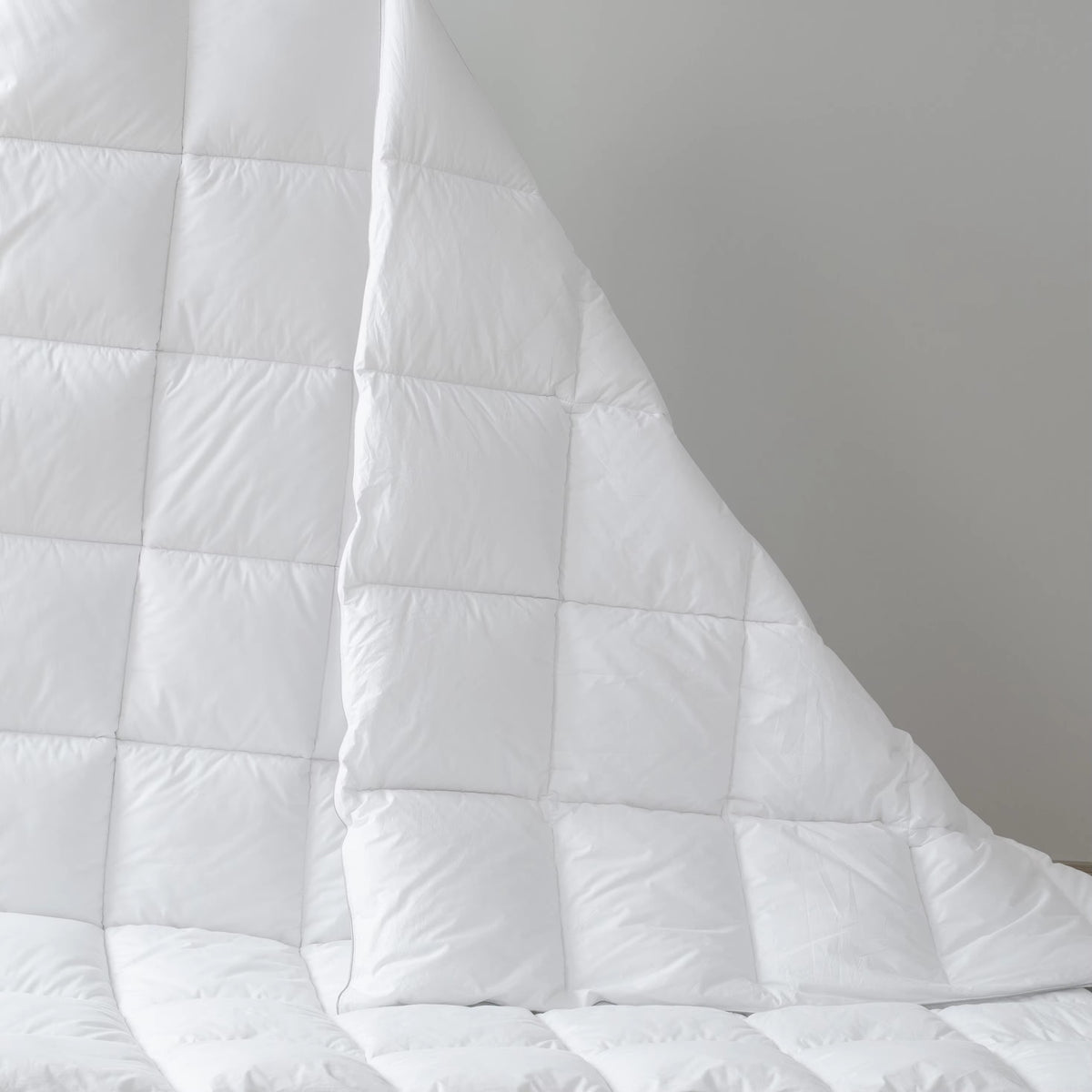 White Down Alternative Comforter, Box Stitched Lightweight Warm All Season Bedding Quilt, 1 Piece Comforter Only, No Pillowcases
