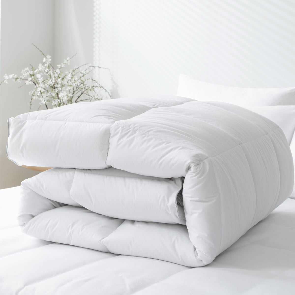 White Down Alternative Comforter, Box Stitched Lightweight Warm All Season Bedding Quilt, 1 Piece Comforter Only, No Pillowcases